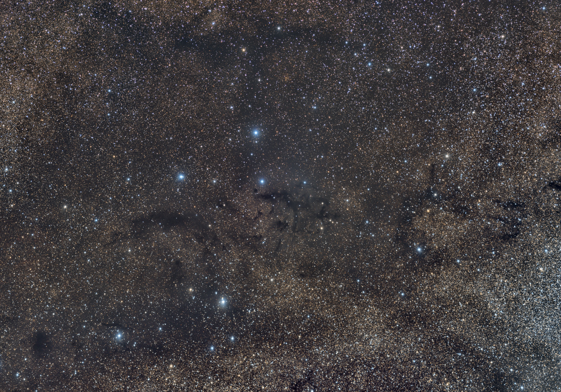 Milchstrasse im Adler zentriert auf LDN673 Dunkelnebel